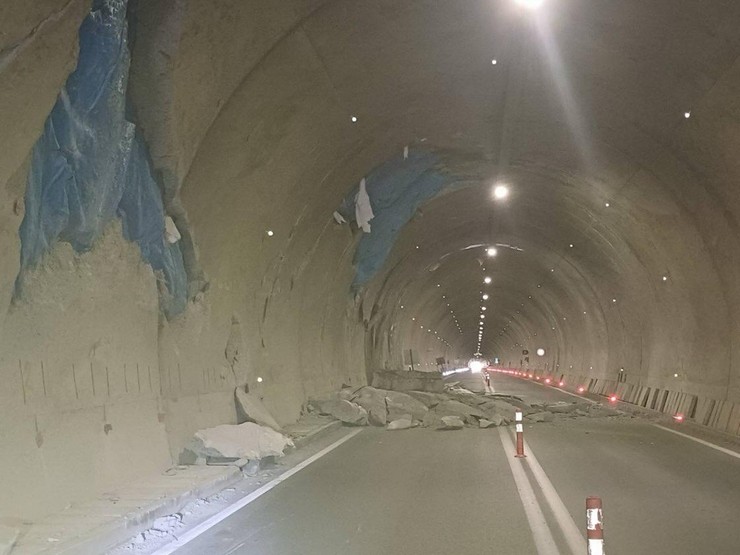 artvin-yusufeli-yolundaki-tunel-ust-beton-korunagindaki-cokme-sonucu-ulasima-kapatildi-3.jpg