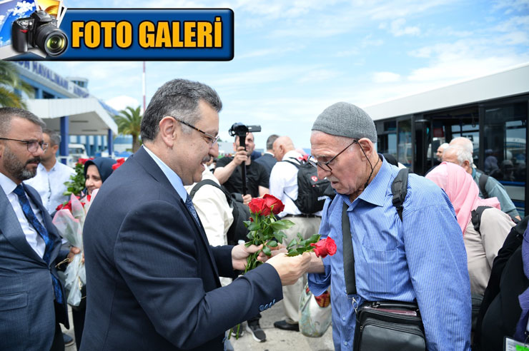 kutsal-topraklarda-hac-ibadetini-yerine-getiren-trabzonlu-hacilar-yurda-donmeye-basladi-trabzon-havalimaninda-hacilari-yakinlari-ve-il-protokolu-ciceklerle-karsiladi.jpg