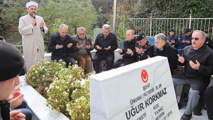 rizede-vatan-din-ve-mukaddesat-ugruna-canlarini-feda-ederek-sehit-olan-kahramanlar-unutulmuyor-9.jpg