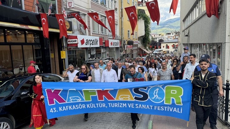 43-kafkasor-festivali-bogali-kortej-yuruyusuyle-basladi-1.jpg
