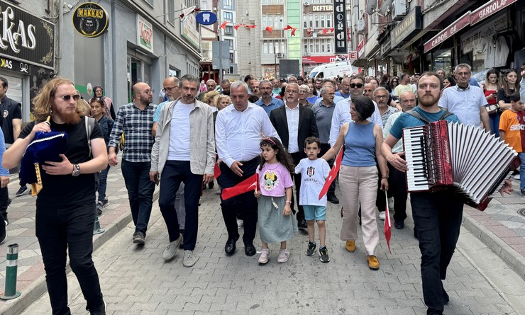 43-kafkasor-festivali-bogali-kortej-yuruyusuyle-basladi-2.jpg