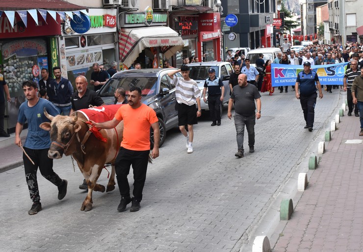 43-kafkasor-festivali-bogali-kortej-yuruyusuyle-basladi-3.jpg