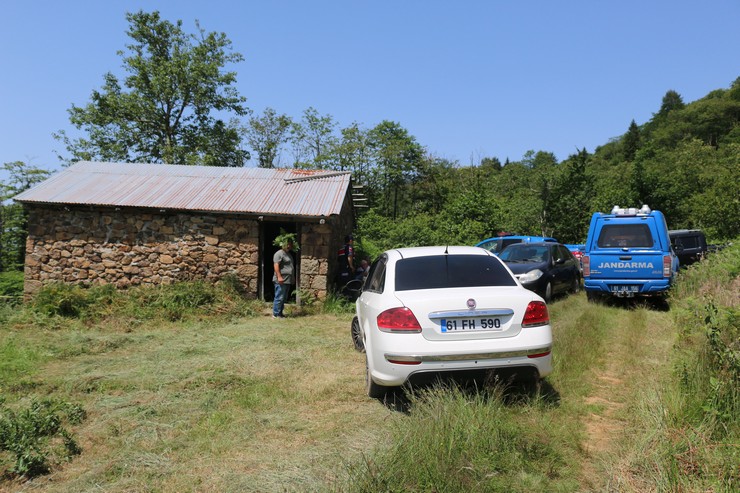 trabzonun-surmene-ilcesinde-oglu-kamil-kumasin-60-kullandigi-motorlu-cim-bicme-makinesinin-temasi-ile-bacagindan-yaralanan-saniye-kumas-72-hayatini-kaybetti.jpg