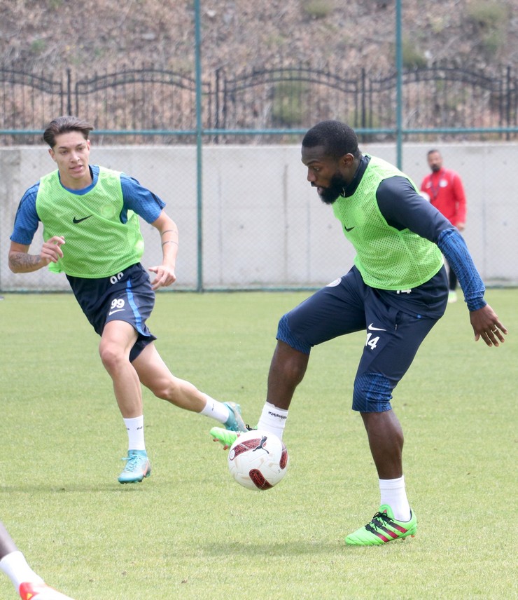 caykur-rizesporun-nijeryali-futbolcusu-azubuike-okechukwu-1.jpg