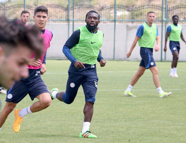 caykur-rizesporun-nijeryali-futbolcusu-azubuike-okechukwu-2.jpg