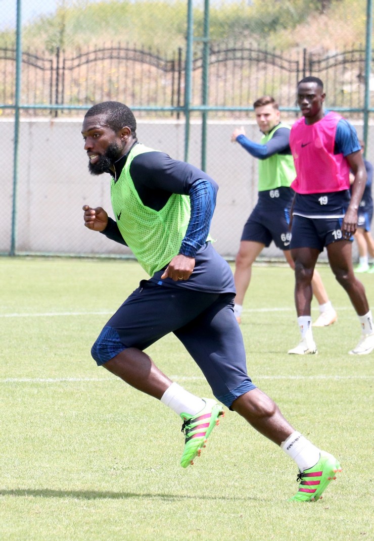 caykur-rizesporun-nijeryali-futbolcusu-azubuike-okechukwu-3.jpg
