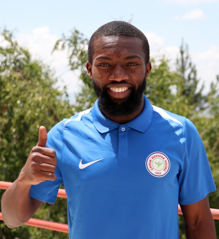 caykur-rizesporun-nijeryali-futbolcusu-azubuike-okechukwu-5.jpg