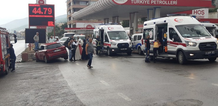 kocaelide-aksamki-dugunleri-oncesi-fotograf-cekimine-giden-gelin-ve-damadin-icinde-oldugu-otomobil-kontrolden-cikip-duvara-carpti-kazada-damat-ile-birlikte-5-kisi-yaralandi-1.jpg