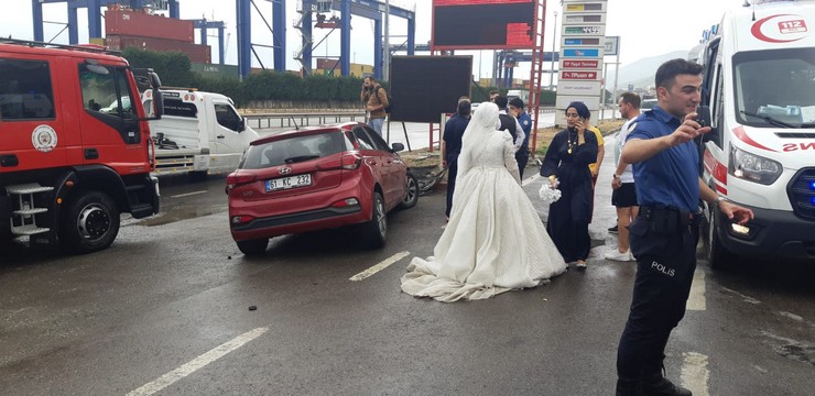 kocaelide-aksamki-dugunleri-oncesi-fotograf-cekimine-giden-gelin-ve-damadin-icinde-oldugu-otomobil-kontrolden-cikip-duvara-carpti-kazada-damat-ile-birlikte-5-kisi-yaralandi-7.jpg