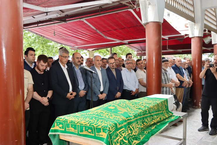 saglik-bakani-prof-dr-kemal-memisoglu-gecirdigi-kalp-krizi-sonucu-hayatini-kaybeden-rizeli-burokrat-yahya-kanburun-cenazesine-katildi-1.jpg