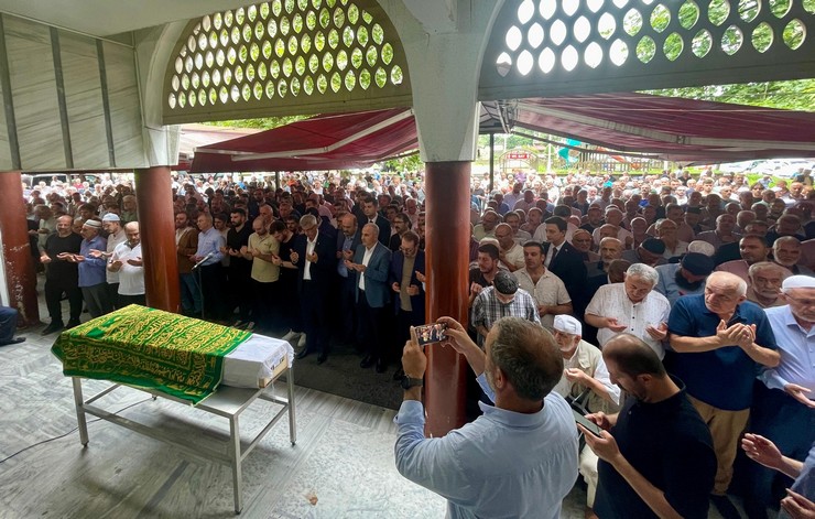 saglik-bakani-prof-dr-kemal-memisoglu-gecirdigi-kalp-krizi-sonucu-hayatini-kaybeden-rizeli-burokrat-yahya-kanburun-cenazesine-katildi-3.jpg