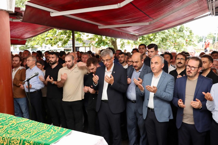 saglik-bakani-prof-dr-kemal-memisoglu-gecirdigi-kalp-krizi-sonucu-hayatini-kaybeden-rizeli-burokrat-yahya-kanburun-cenazesine-katildi-4.jpg