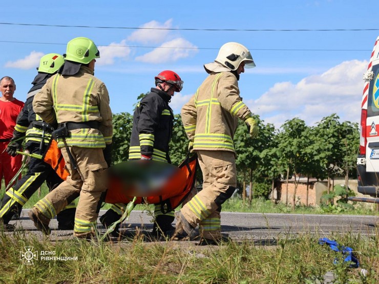 ukraynanin-batisindaki-rivne-kenti-yakinlarinda-kamyon-ve-minibusun-carpismasi-sonucu-14-kisi-hayatini-kaybetti-1.jpg