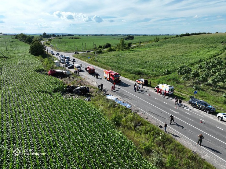 ukraynanin-batisindaki-rivne-kenti-yakinlarinda-kamyon-ve-minibusun-carpismasi-sonucu-14-kisi-hayatini-kaybetti-5.jpg