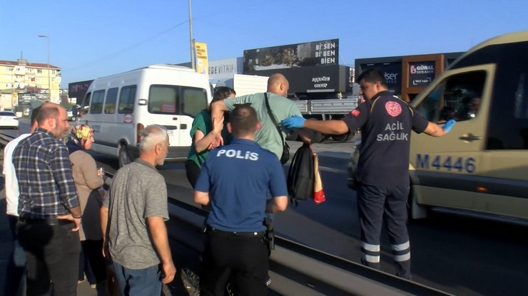 istanbul-kucukcekmecede-yol-tartismasi-zincirleme-kazayi-getirdi-13-yarali-1.jpg