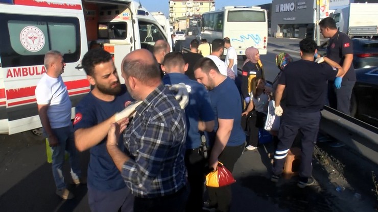 istanbul-kucukcekmecede-yol-tartismasi-zincirleme-kazayi-getirdi-13-yarali-2.jpg