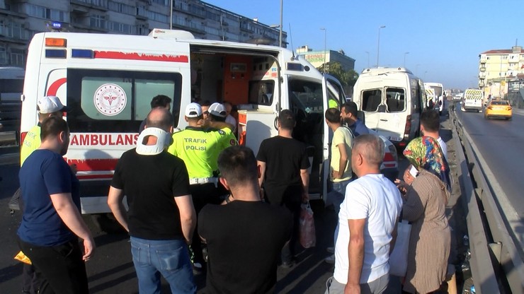 istanbul-kucukcekmecede-yol-tartismasi-zincirleme-kazayi-getirdi-13-yarali-4.jpg