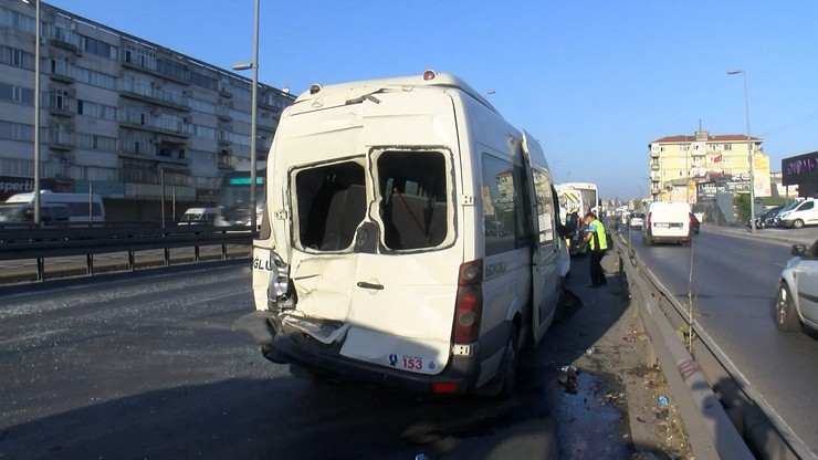 istanbul-kucukcekmecede-yol-tartismasi-zincirleme-kazayi-getirdi-13-yarali-5.jpg