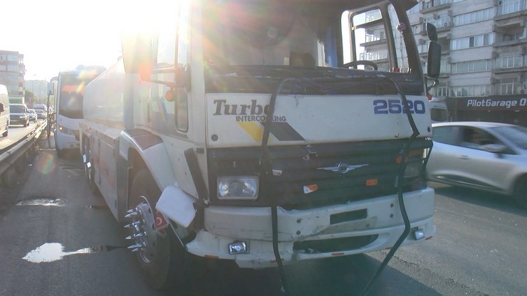 istanbul-kucukcekmecede-yol-tartismasi-zincirleme-kazayi-getirdi-13-yarali-7.jpg