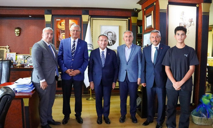 heyet-daha-sonra-ak-parti-rize-il-baskanligi-ve-cay-carsisini-ziyaret-etti-3.jpg