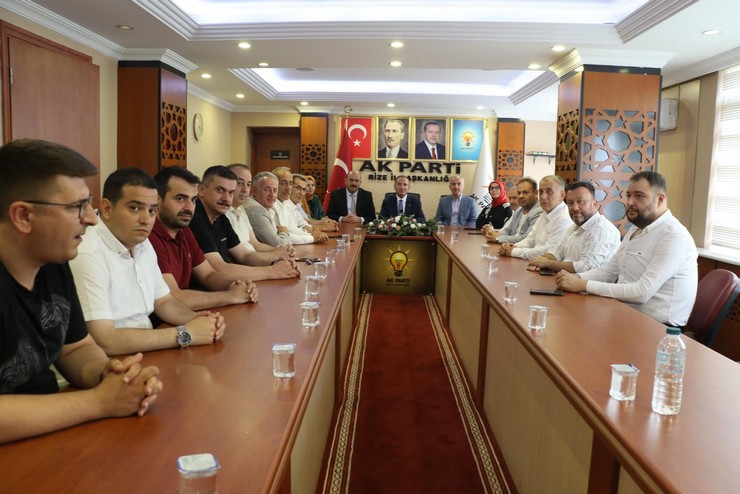 heyet-daha-sonra-ak-parti-rize-il-baskanligi-ve-cay-carsisini-ziyaret-etti-6.jpg