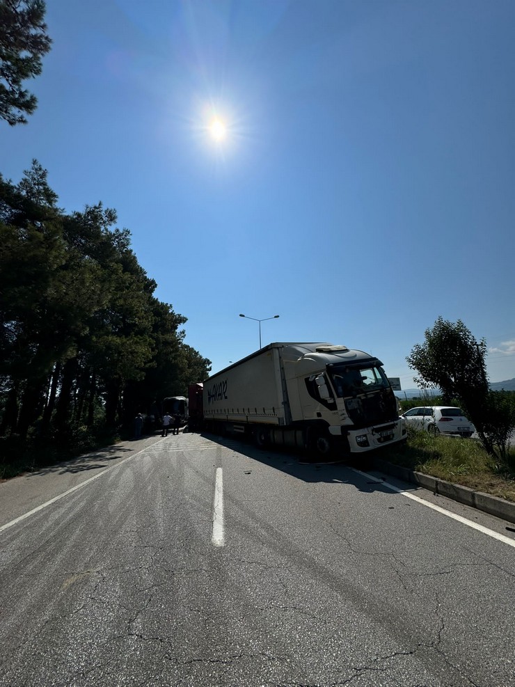 rize-plakali-tir-kaza-yapti-kara-yolu-trafige-kapandi-1.jpg