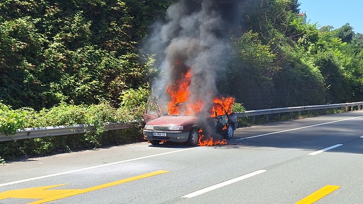 trabzonun-surmene-ilcesinde-seyir-halindeki-otomobil-yandi-kara-yolunda-ulasim-aksadi-2.jpg