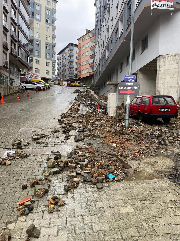 rizenin-pazar-ilcesinde-etkili-olan-saganakta-menfezler-tikaninca-yollar-gole-dondu-caddelerde-parke-taslari-yerinden-sokuldu-1.jpg