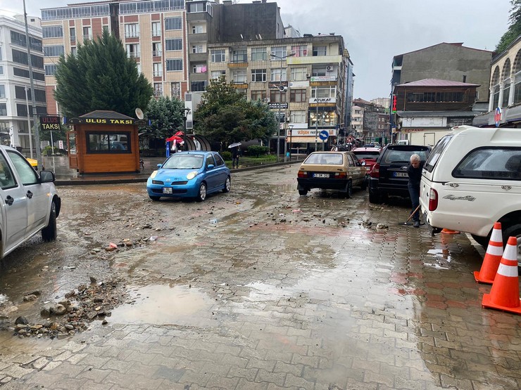 rizenin-pazar-ilcesinde-etkili-olan-saganakta-menfezler-tikaninca-yollar-gole-dondu-caddelerde-parke-taslari-yerinden-sokuldu-2.jpg