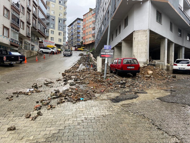 rizenin-pazar-ilcesinde-etkili-olan-saganakta-menfezler-tikaninca-yollar-gole-dondu-caddelerde-parke-taslari-yerinden-sokuldu-3.jpg