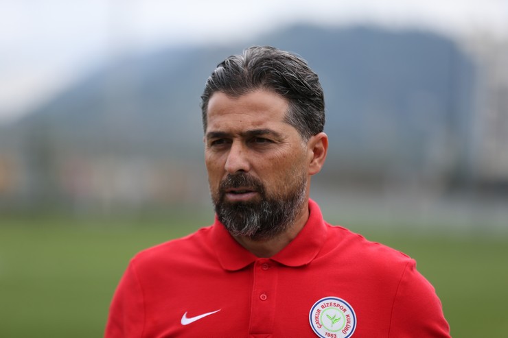 caykur-rizesporun-teknik-direktoru-ilhan-palut-2.jpg