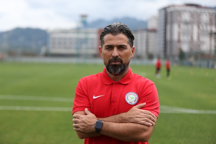 caykur-rizesporun-teknik-direktoru-ilhan-palut-3.jpg