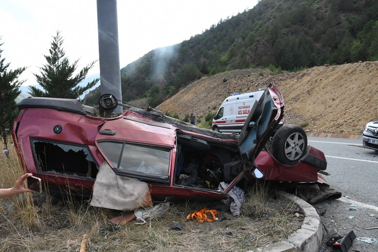 gumushanenin-torul-ilcesinde-hafif-ticari-aracla-otomobilin-carpistigi-kazada-ahmet-ayvaz-75-hayatini-kaybetti-3u-cocuk-9-kisi-yaralandi.jpg