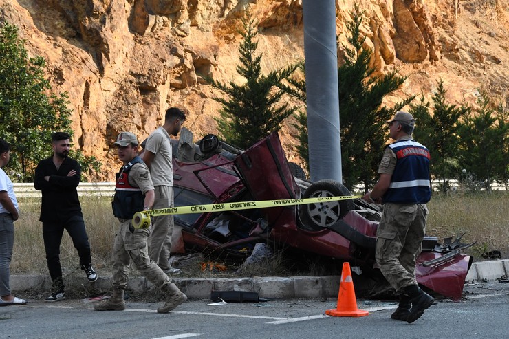 gumushanenin-torul-ilcesinde-hafif-ticari-aracla-otomobilin-carpistigi-kazada-ahmet-ayvaz-78-hayatini-kaybetti-3u-cocuk-9-kisi-yaralandi.jpg