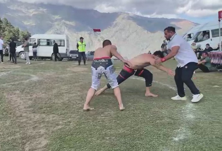 artvin-karakucak-gureslerinde-once-rakibini-ardindan-hakemi-yere-serdi-3.jpg