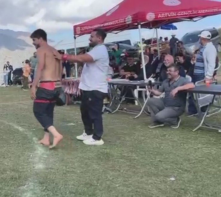 artvin-karakucak-gureslerinde-once-rakibini-ardindan-hakemi-yere-serdi-6.jpg