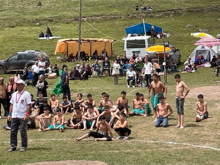 artvin-karakucak-gureslerinde-once-rakibini-ardindan-hakemi-yere-serdi-7.jpg