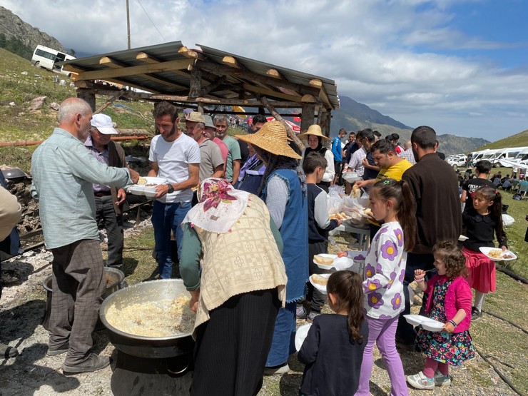 artvin-karakucak-gureslerinde-once-rakibini-ardindan-hakemi-yere-serdi-8.jpg