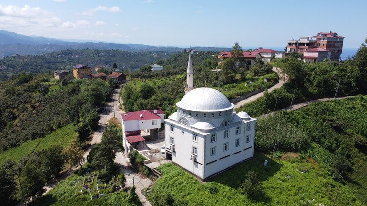 trabzonun-surmene-ilcesi-yukari-cavuslu-mahallesinde-arazi-yetersizligi-nedeniyle-2-katli-cami-lojmani-mahalle-yolu-uzerine-insa-edildi-yore-halki-araclariyla-cami-3.jpg