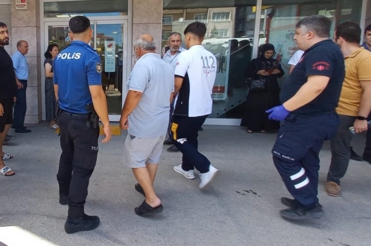 samsunda-bir-banka-subesinde-cikan-silahli-kavgada-1-kisi-yaralandi-4.jpg