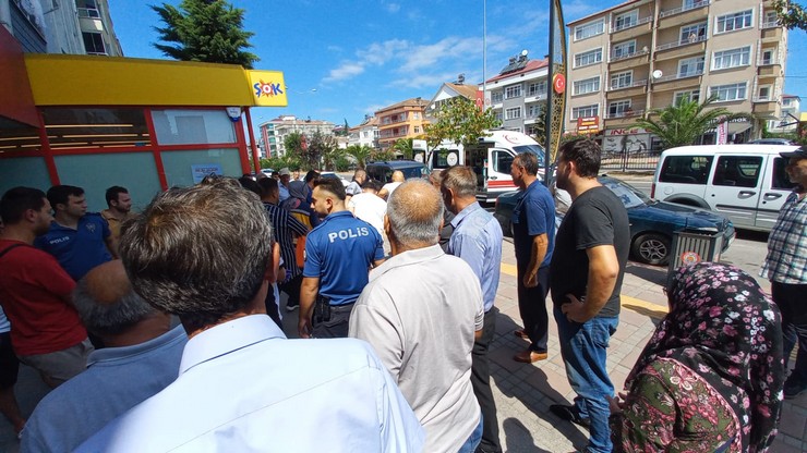 samsunda-bir-banka-subesinde-cikan-silahli-kavgada-1-kisi-yaralandi-5.jpg