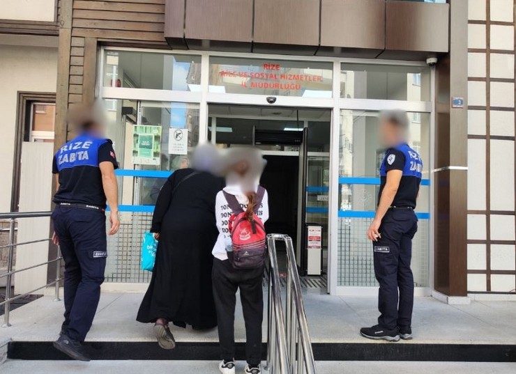 rizede-sehir-merkezinde-dilencilik-yapan-kisilerin-tespit-edilerek-haklarinda-yasal-islem-uygulandigi-bildirildi-5.jpg