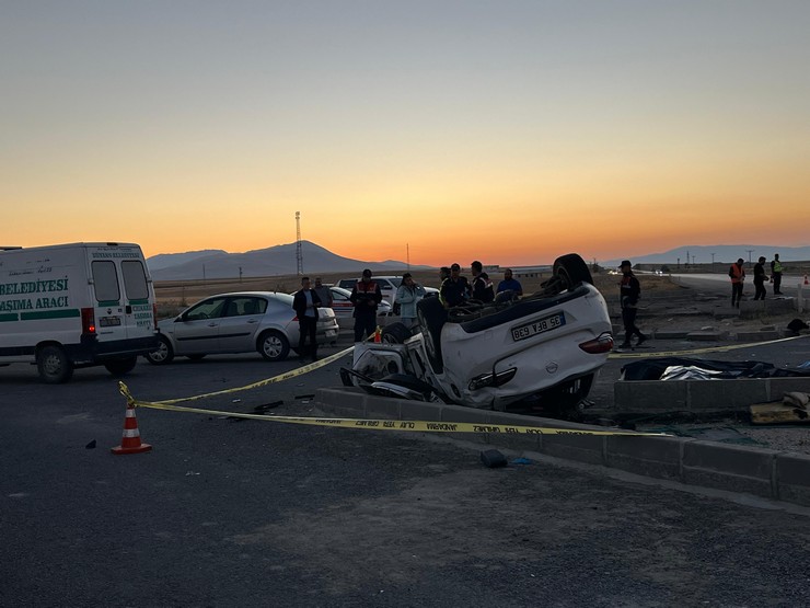 kayseride-refuje-carpip-takla-atan-otomobildeki-4-kisi-oldu-2-kisi-yaralandi-aractakilerin-konyada-yasamini-yitiren-bir-yakinlarinin-cenazesine-gitmek-icin-erzurum-4.jpg