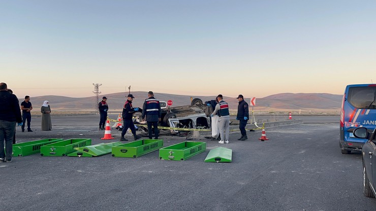 kayseride-refuje-carpip-takla-atan-otomobildeki-4-kisi-oldu-2-kisi-yaralandi-aractakilerin-konyada-yasamini-yitiren-bir-yakinlarinin-cenazesine-gitmek-icin-erzurumd-1.jpg