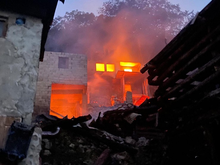 artvinin-yusufeli-ilcesinde-cikan-yanginda-3-ev-8-samanlik-ve-2-ahir-zarar-gordu-3.jpg