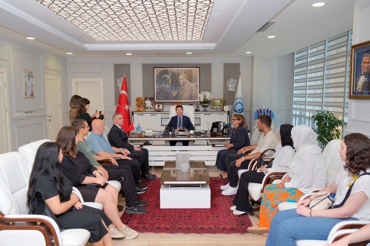 ortahisar-belediyesinin-universiteye-hazirlik-kursunda-aldiklari-egitim-sonrasinda-universiteye-yerlesen-gencler-ortahisar-belediye-baskani-ahmet-kayayi-ziyaret-ett-4.jpg