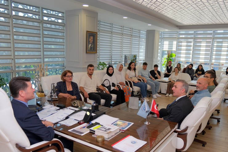 ortahisar-belediyesinin-universiteye-hazirlik-kursunda-aldiklari-egitim-sonrasinda-universiteye-yerlesen-gencler-ortahisar-belediye-baskani-ahmet-kayayi-ziyaret-ett.jpg