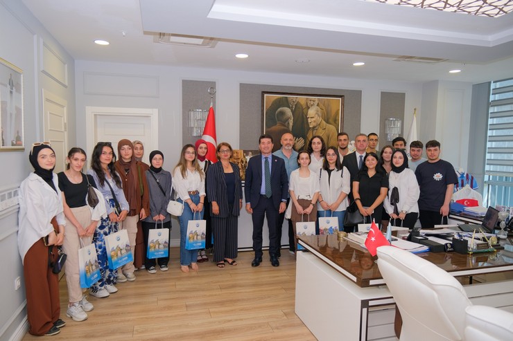 ortahisar-belediyesinin-universiteye-hazirlik-kursunda-aldiklari-egitim-sonrasinda-universiteye-yerlesen-gencler-ortahisar-belediye-baskani-ahmet-kayayi-ziyaret-etti-1.jpg