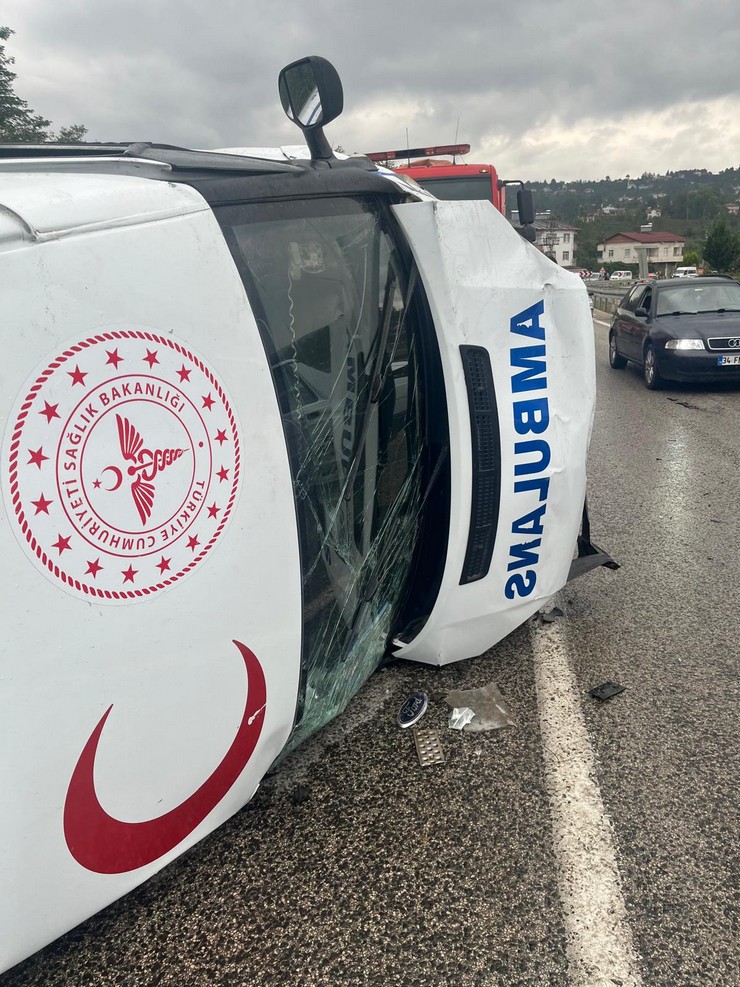orduda-ambulansin-devrildigi-kazada-4-kisi-yaralandi-3.jpg