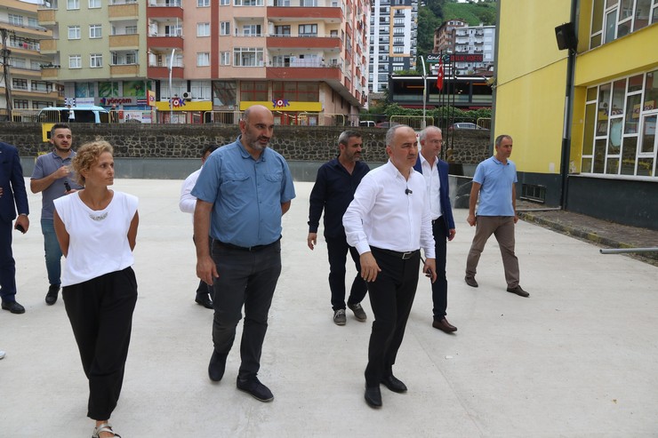 rize-belediye-baskani-rahmi-metin-okullarin-bahcelerinin-betonlama-calismalarini-yerinde-inceledi-3.jpg